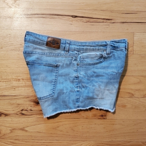 𝅺WILD Blue High Rise Raw Frayed Hem 4 Front Buttons Denim Shorts Size 7 - Picture 5 of 12